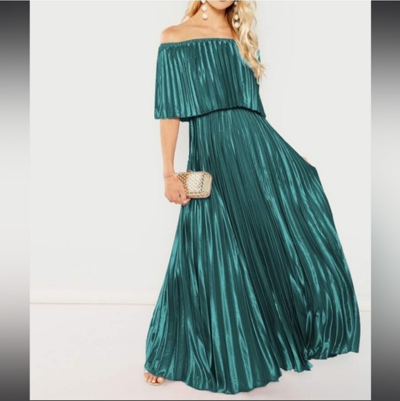 🎄🎄Green Pleated Off Shoulder Dress 🎄 🎄 - Picture 2 of 4